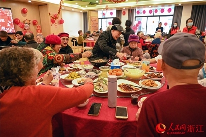 老人們享用公益年夜飯。人民網(wǎng)記者 葉賓得攝