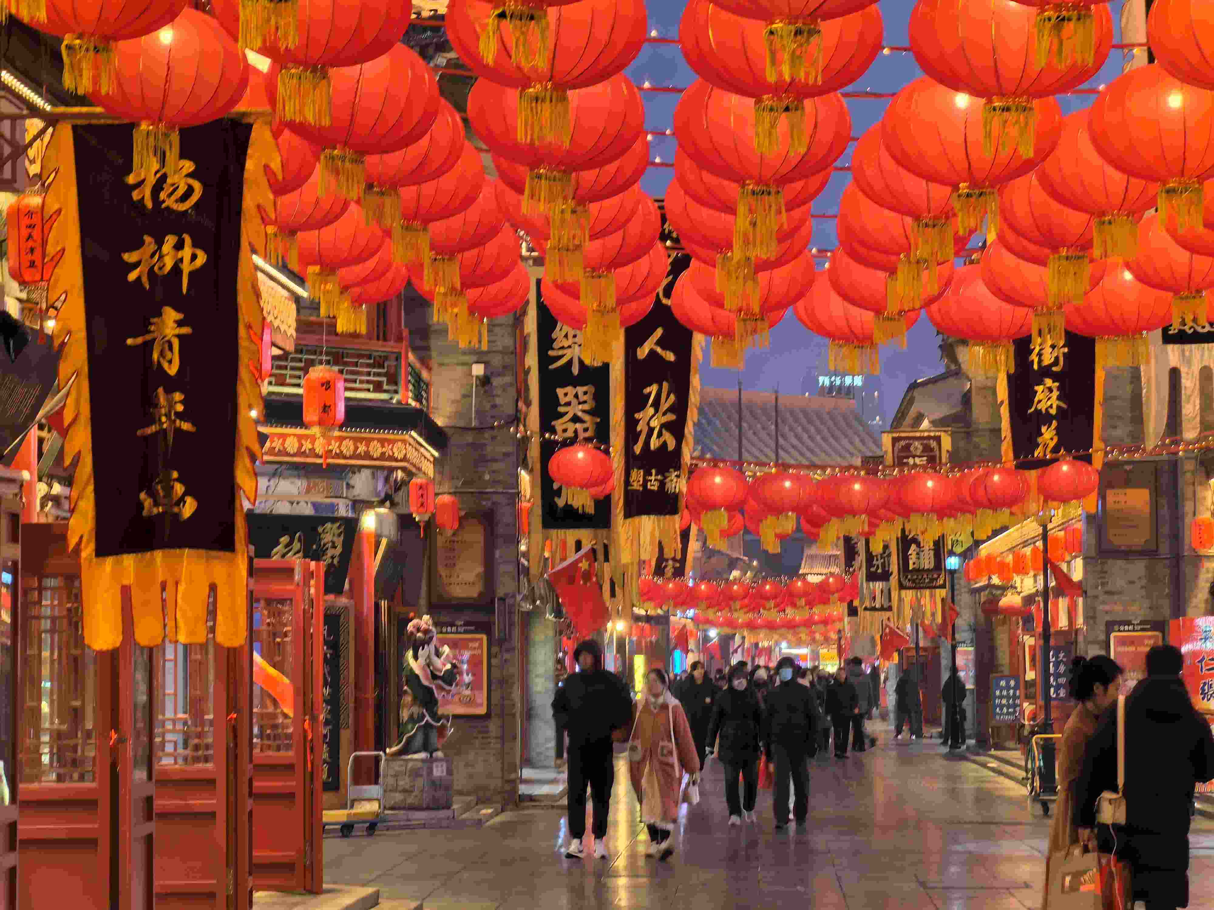 △春節(jié)臨近，古文化街上年味兒漸濃。（總臺央廣記者潘毅拍攝）