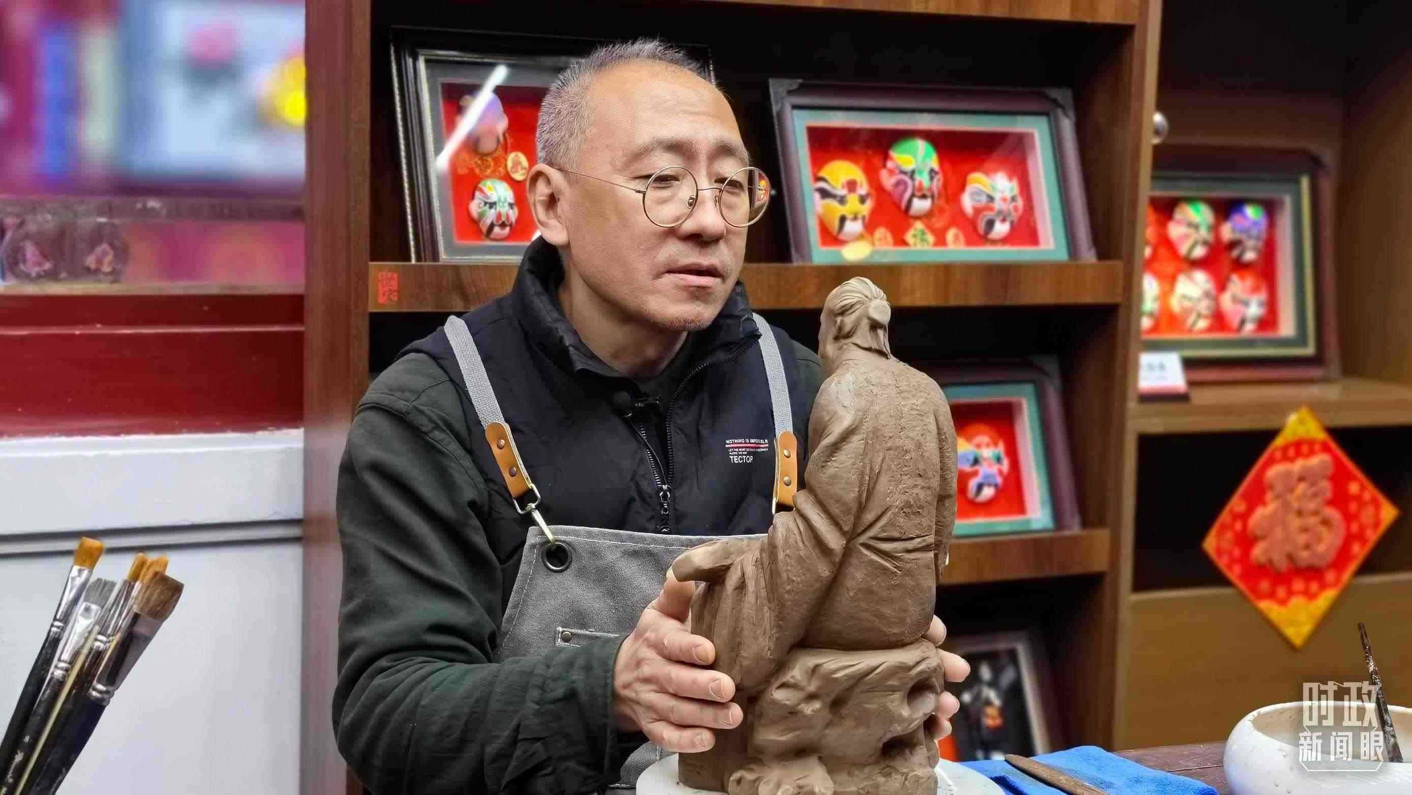 △“泥人張”的匠人正在雕塑。（總臺(tái)央視記者潘毅拍攝）