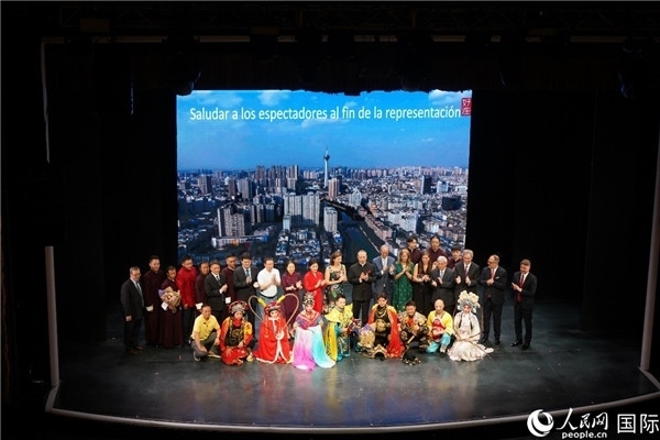 圖為王衛(wèi)大使與蒙迪諾外長等嘉賓登臺祝賀。人民網(wǎng)記者 許放攝