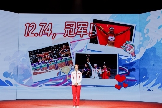 “何以中國·向海泉州”網(wǎng)絡(luò)主題活動(dòng)現(xiàn)場，林雨薇講述奪冠經(jīng)歷。泉州廣播電視臺(tái)供圖