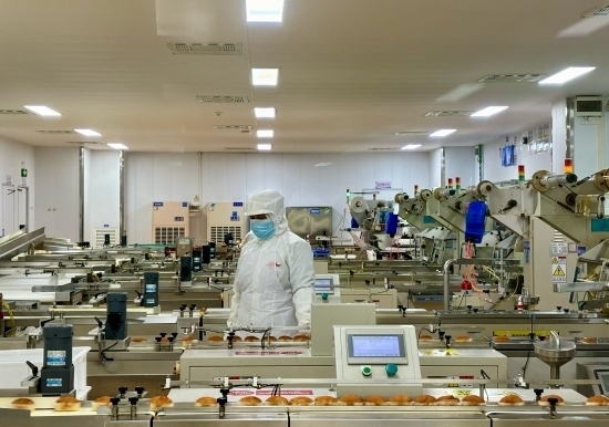 盼盼5G智慧工廠生產(chǎn)線正在進(jìn)行產(chǎn)品質(zhì)檢。人民網(wǎng)記者 金慧慧攝