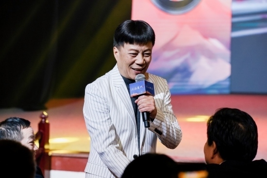 “何以中國(guó)·向海泉州”網(wǎng)絡(luò)主題活動(dòng)現(xiàn)場(chǎng)，陳百潭演出時(shí)與觀眾互動(dòng)。泉州廣播電視臺(tái)供圖