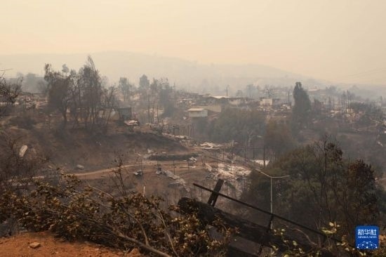 這是2月3日在智利瓦爾帕萊索大區(qū)比尼亞德?tīng)栺R市拍攝的在森林火災(zāi)中燒毀的房屋。新華社發(fā)