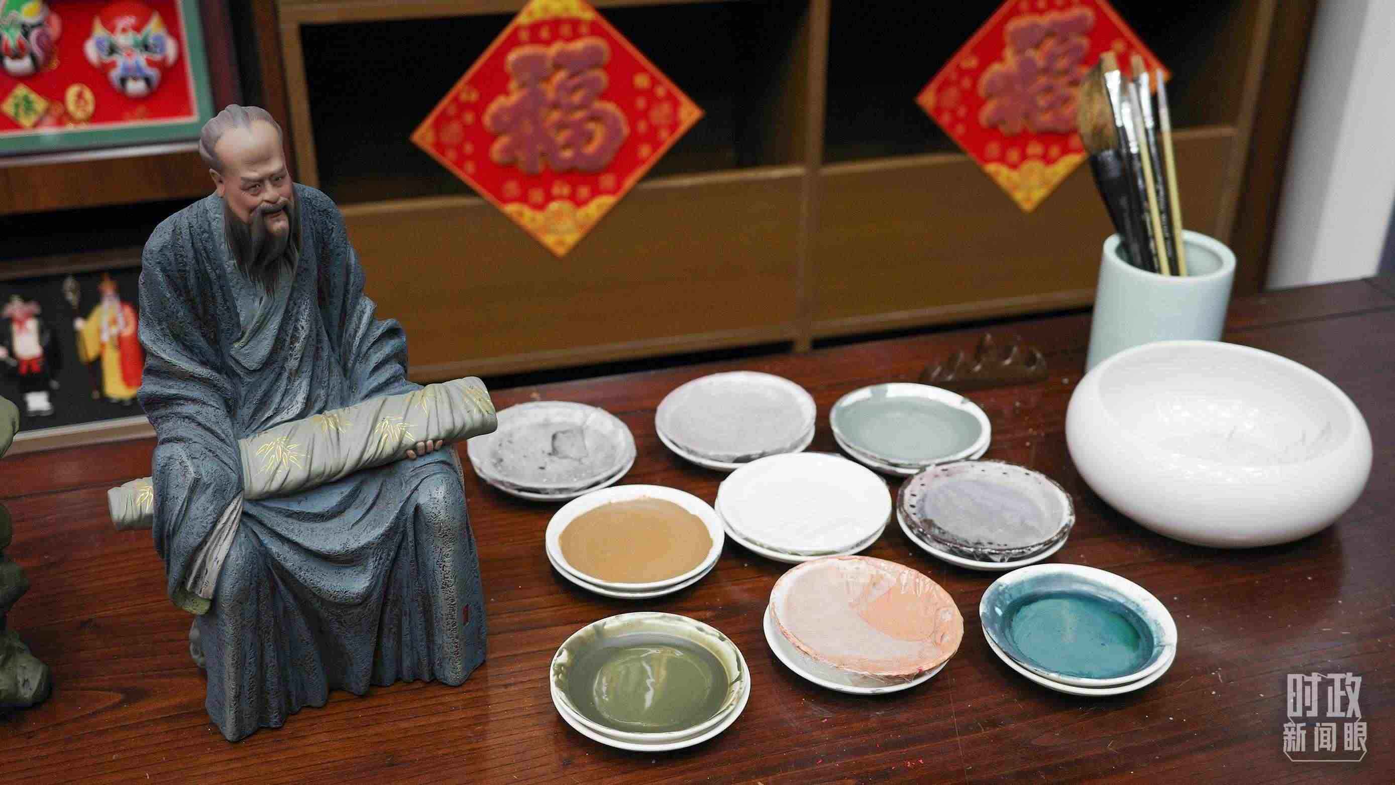 △天津古文化街，泥人張店鋪的上色顏料展示。（總臺央視記者覃思拍攝）