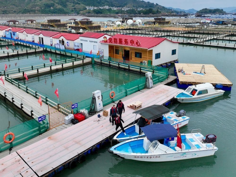 △2023年11月14日，福建寧德市霞浦縣溪南鎮(zhèn)七星海上社區(qū)的工作人員，前往轄區(qū)漁排進(jìn)行民情走訪。