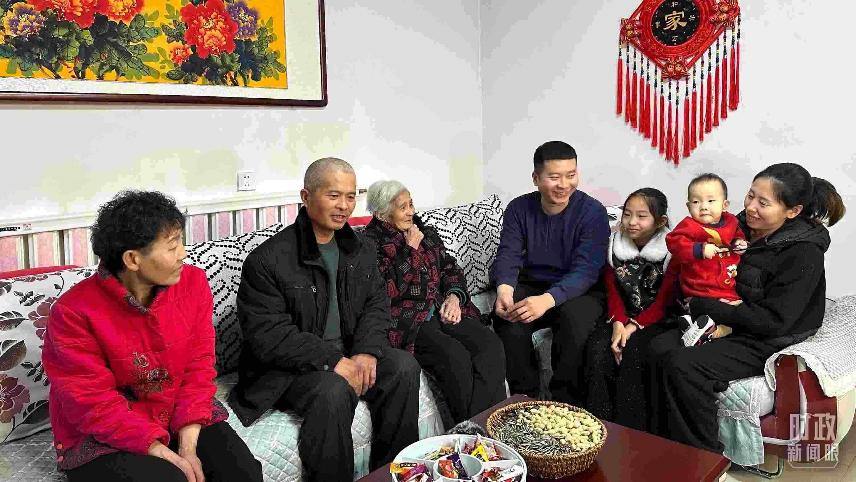 △第六埠村村民杜洪剛一家。（總臺央視記者趙化拍攝）