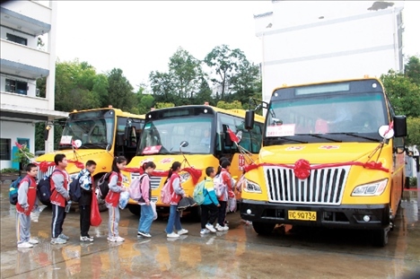 △2023年9月28日，湖北竹山縣校園直通車全域開通后，學(xué)生在有序排隊(duì)乘車。第二批主題教育開展后，竹山縣將實(shí)施農(nóng)村道路暢通工程作為為民辦實(shí)事的重要內(nèi)容。
