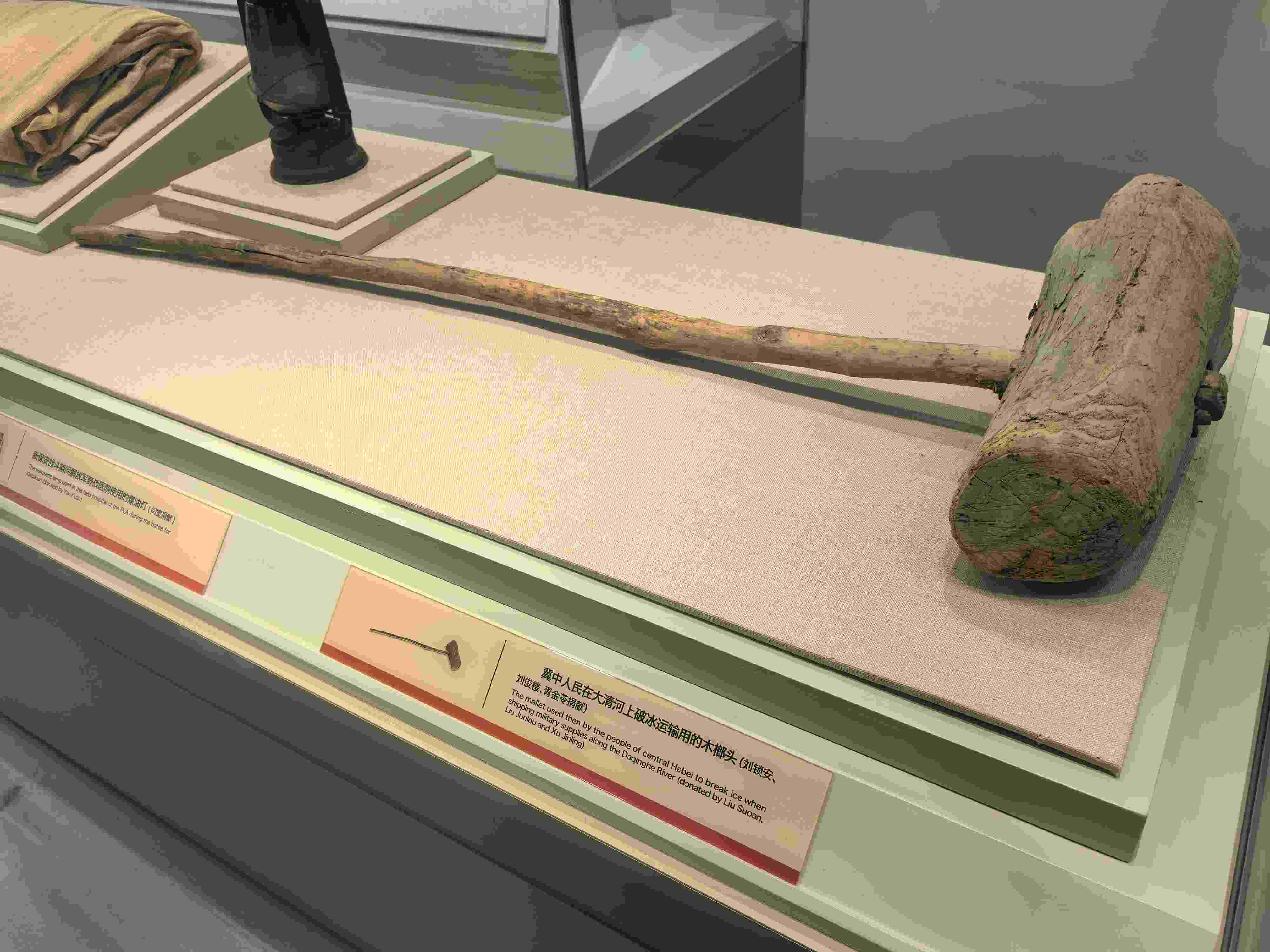 △冀中人民在大清河上破冰運(yùn)輸用的木榔頭。（總臺(tái)央廣記者潘毅拍攝）