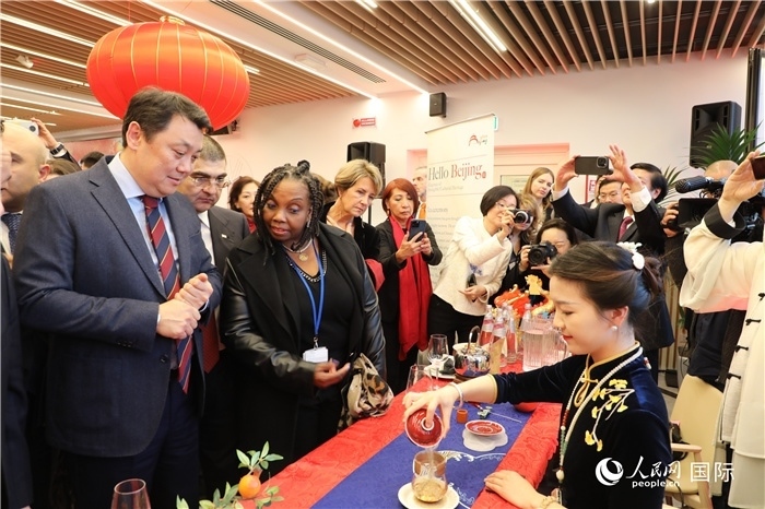 到訪嘉賓欣賞中國茶藝并品茶。 