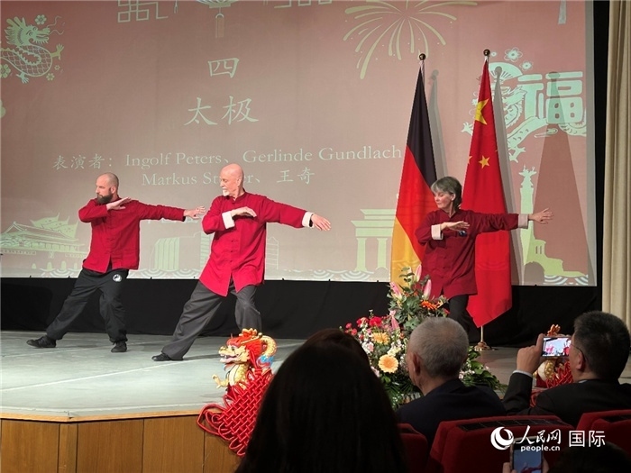 太極，表演者：Ingolf Peters、Gerlinde Gundlach、Markus Stüber