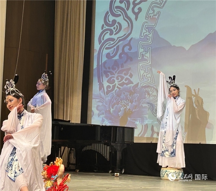 舞蹈《青花瓷》，表演者：德國(guó)中歐文化藝術(shù)交流協(xié)會(huì)