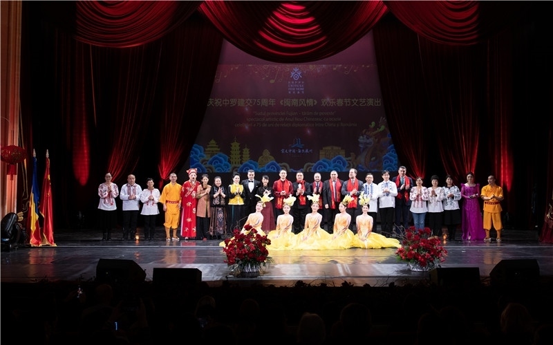 圖為韓大使、羅政府高官與泉州藝術團演員合影。中國駐羅大使館文化處供圖。