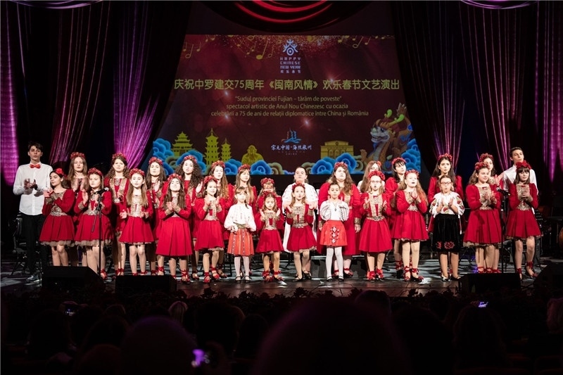 圖為羅小快板兒童合唱團在演唱中文歌曲。 中國駐羅大使館文化處供圖。