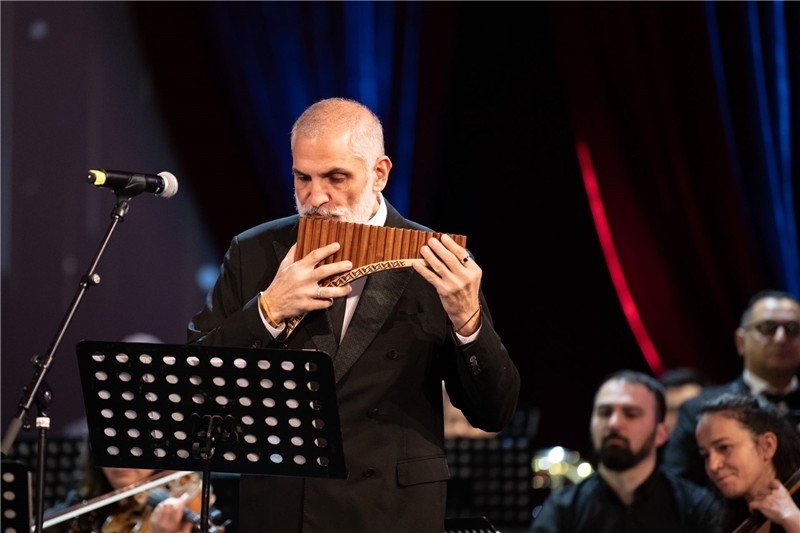 圖為著名排簫大師達米安·德拉吉奇在領銜演奏中國經典曲目。 中國駐羅大使館文化處供圖。