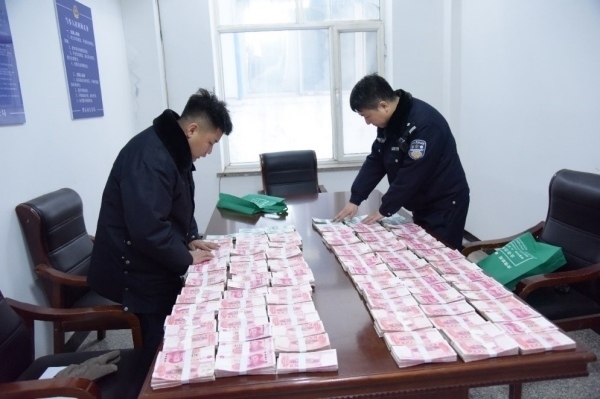 民警清點(diǎn)涉案資金。磐石市公安局供圖