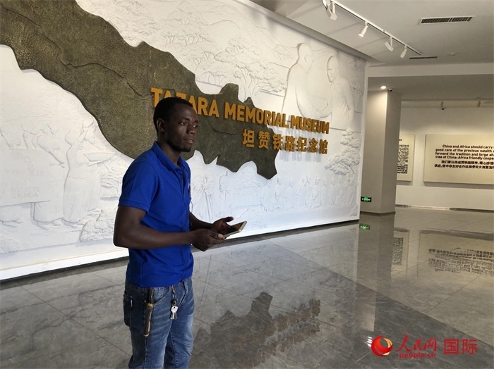 當(dāng)?shù)毓ぷ魅藛T向記者講解。人民網(wǎng)記者 黃培昭攝