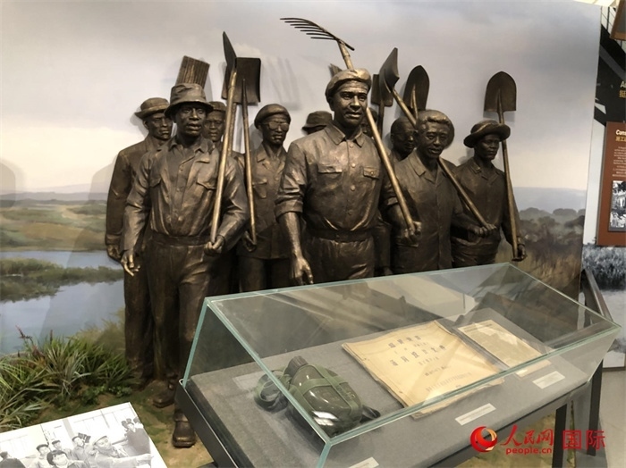 紀(jì)念園中展覽的筑路場景 。人民網(wǎng)記者 黃培昭攝