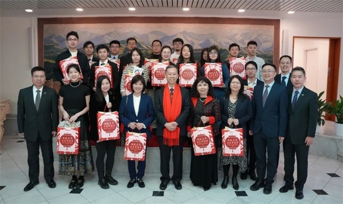 中國(guó)駐瑞典大使館崔愛(ài)民與留學(xué)生代表和華校負(fù)責(zé)人合影。 中國(guó)駐瑞典大使館供圖