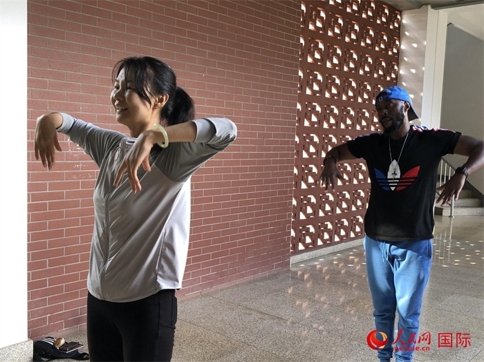 贊比亞小伙子在跟著中國老師學跳民族舞蹈 黃培昭攝