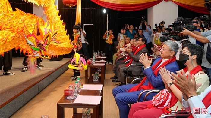 嘉賓觀看傳統(tǒng)舞龍表演。人民網(wǎng)記者 謝佳君攝