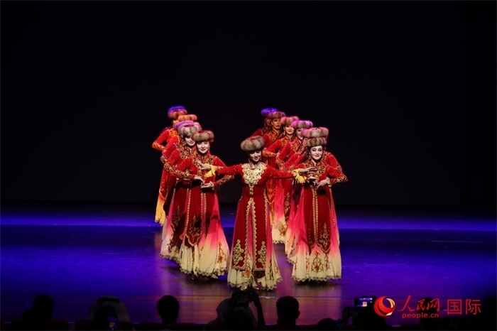 2日在阿聯(lián)酋迪拜舉行的大型音舞詩畫《新疆是個好地方》文藝演出。人民網(wǎng)記者任皓宇攝