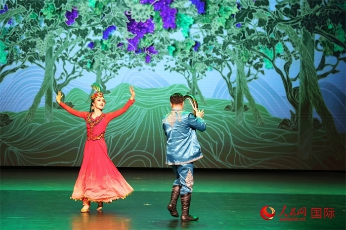 2日在阿聯(lián)酋迪拜舉行的大型音舞詩畫《新疆是個好地方》文藝演出。人民網(wǎng)記者 任皓宇攝