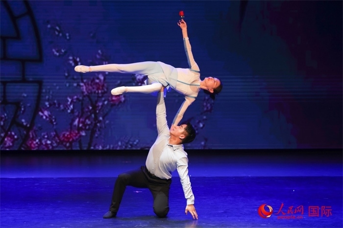 2日在阿聯(lián)酋迪拜舉行的大型音舞詩畫《新疆是個好地方》文藝演出。人民網(wǎng)記者 任皓宇攝