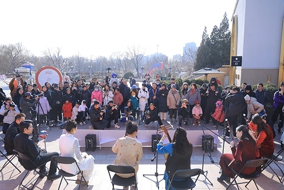 中國(guó)音樂(lè)學(xué)院“國(guó)樂(lè)快閃”演出。學(xué)校供圖