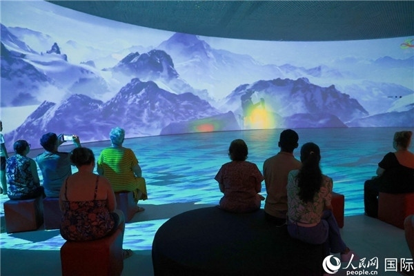 巴西民眾在活動(dòng)現(xiàn)場(chǎng)觀賞“走進(jìn)中國(guó)：沉浸式體驗(yàn)展”。人民網(wǎng)記者 陳海琪攝