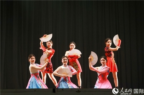 燈光秀匯演現(xiàn)場(chǎng)節(jié)目精彩紛呈。人民網(wǎng)記者 陳海琪攝