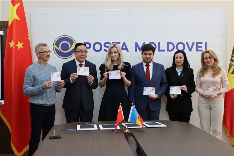 摩爾多瓦首發(fā)龍年生肖郵票。中國駐摩爾多瓦大使館供圖