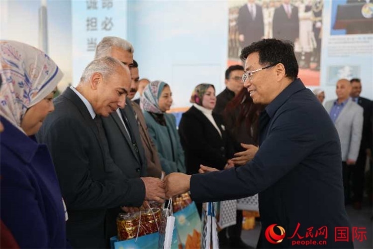 中建埃及分公司董事長常偉才為埃及師生發(fā)放新年禮包。人民網(wǎng)記者 黃培昭攝