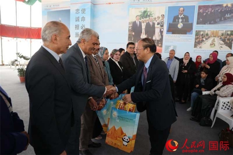 中國駐埃及使館教科處盧春生公參為埃及師生發(fā)放新年禮包。人民網(wǎng)記者 黃培昭攝