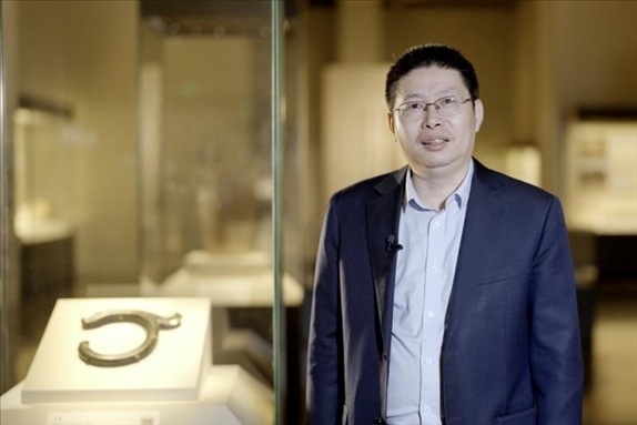 中國(guó)國(guó)家博物館副館長(zhǎng)張偉明介紹館藏C形玉龍。