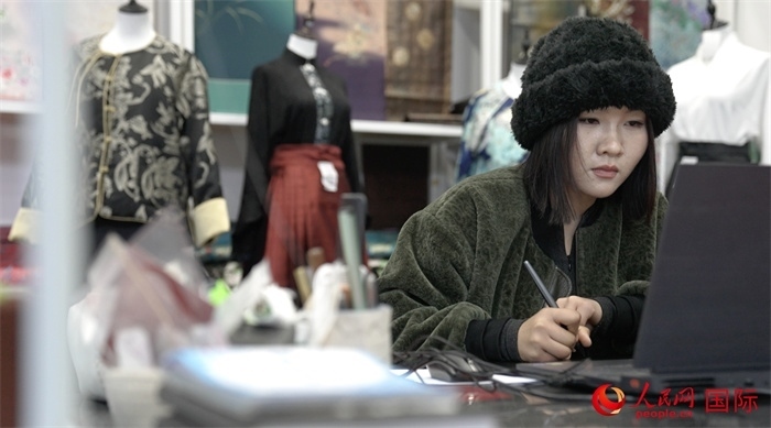 1月23日，在山東省菏澤市曹縣有愛(ài)云倉(cāng)直播基地，張子晨正在設(shè)計(jì)漢服。 人民網(wǎng)記者 袁蒙攝