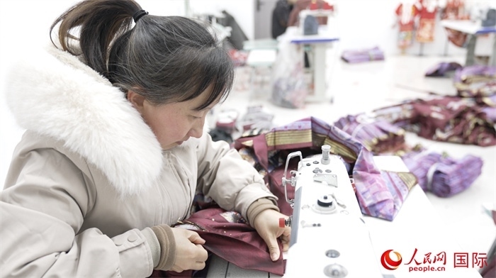 1月24日，在山東省菏澤市曹縣大集鎮(zhèn)云牧服飾有限公司，高燕正在縫制馬面裙。 人民網(wǎng)記者 袁蒙攝