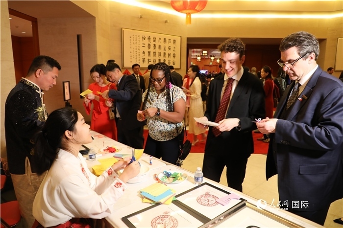 圖為美國民眾體驗中國春節(jié)民俗。人民網記者 李志偉攝