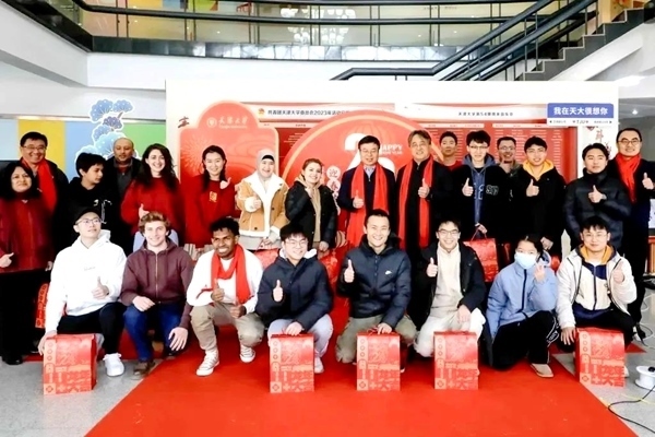 天津大學(xué)同學(xué)們收到新春大禮包。校方供圖