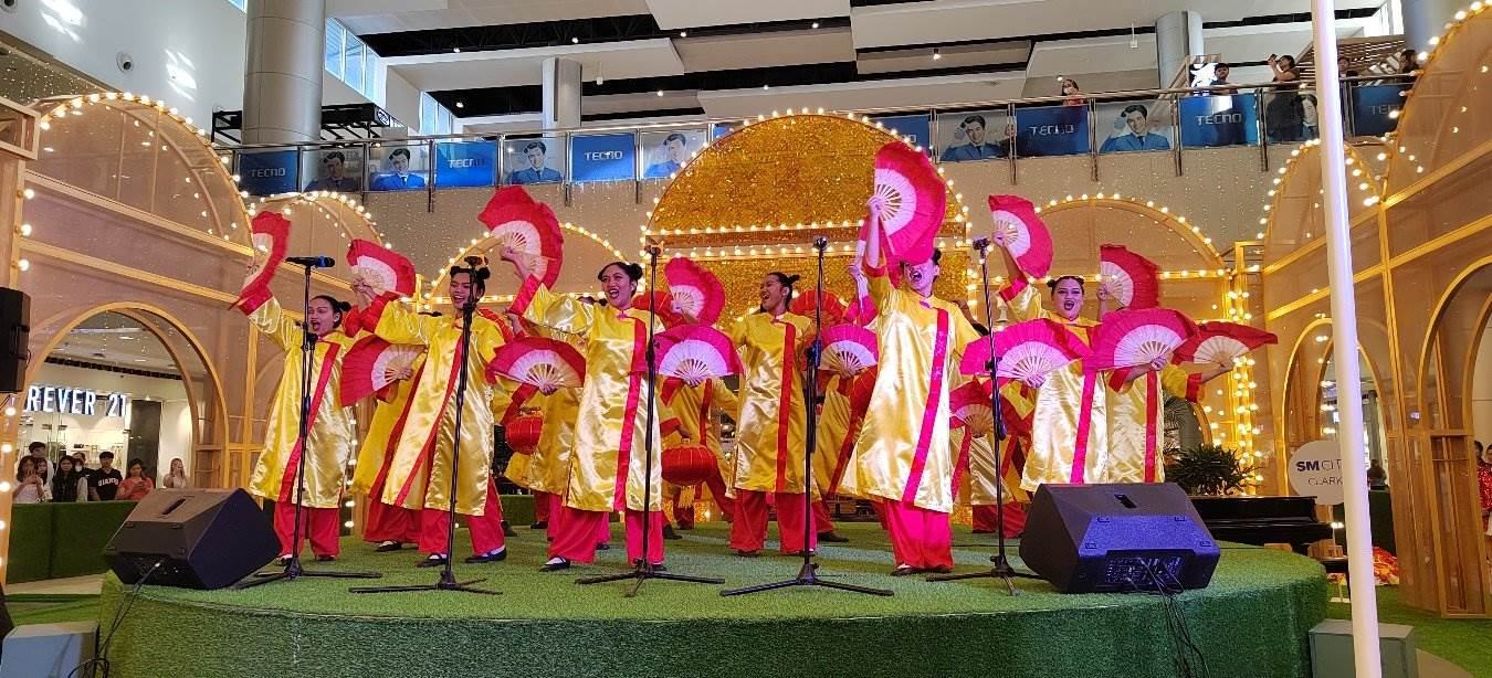 開(kāi)幕式上活力四射的文藝節(jié)目引得觀眾陣陣喝彩。紅溪禮示大學(xué)孔子學(xué)院 供圖