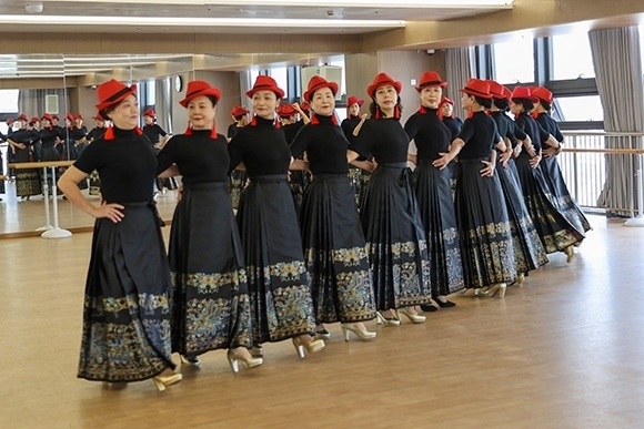 廈門思明區(qū)老年大學(xué)老年模特班正在上課。