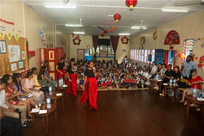 中華學(xué)校學(xué)生表演扇子舞。