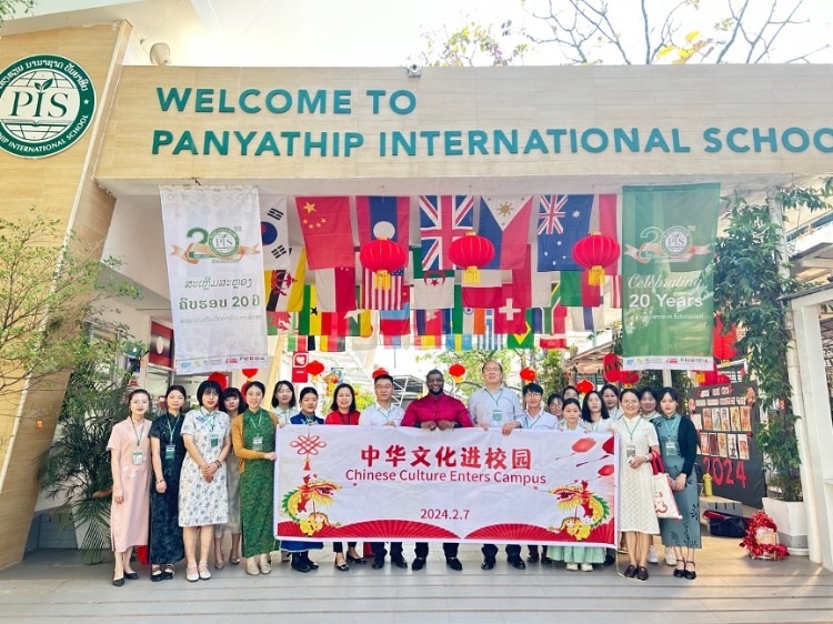 駐老撾使館政治處主任杜長青與白云碧國際學(xué)校校方、參會(huì)志愿者教師合影?；顒?dòng)主辦方供圖