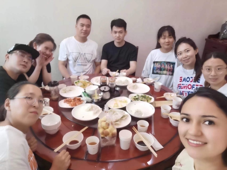 保拉與中國朋友在一起。圖片由受訪者提供