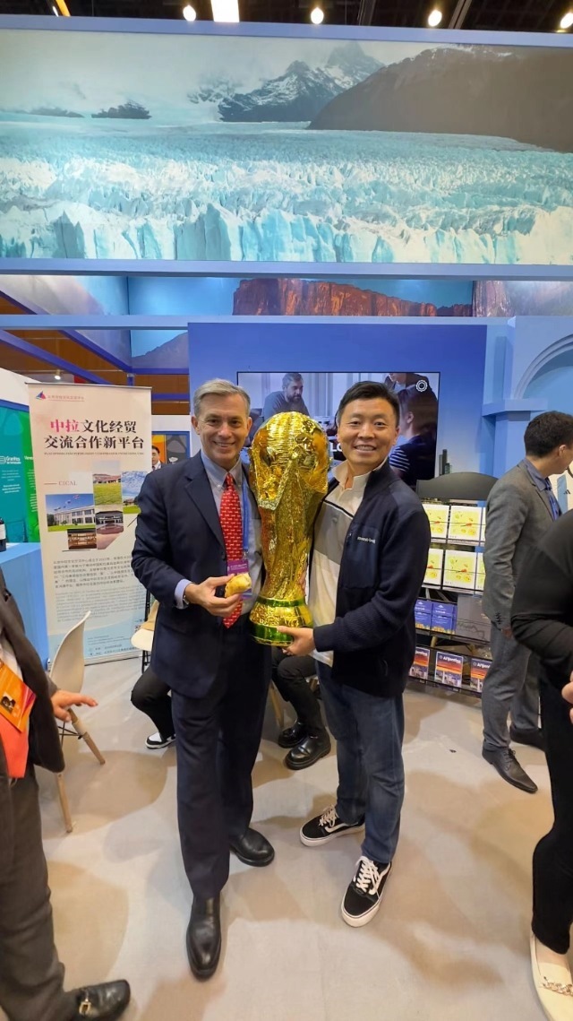 2022年，馬克西米與同事在上海。圖片由受訪者提供