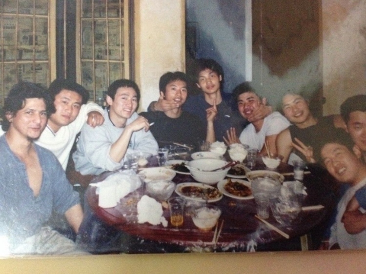 2007 年，卡洛斯·卡斯蒂略（左一）和他的中國朋友在武漢慶祝春節(jié)。圖片由受訪者提供