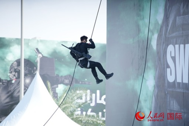 中國(guó)特警索降。人民網(wǎng) 塔里克·易卜拉欣攝