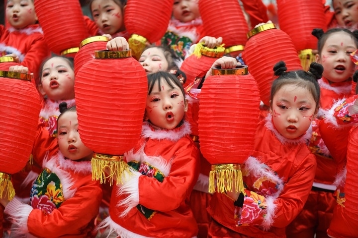 1月18日，四川省閬中市閬中古城，民間藝人和文藝工作者在表演節(jié)目歡度臘八節(jié)，喜迎農(nóng)歷新年。這是參演的小朋友在表演。新華社發(fā)（王玉貴 攝）