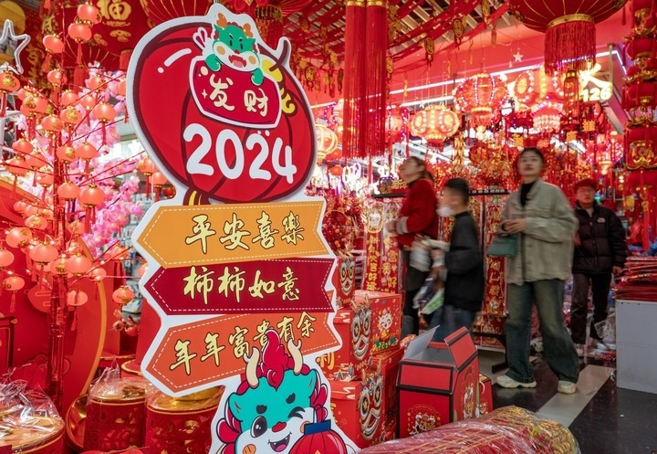 1月11日，顧客在昆明新螺螄灣國際商貿(mào)城選購節(jié)日飾品。新華社記者 陳欣波 攝