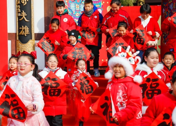 2月2日，小朋友在濟(jì)南五龍?zhí)毒皡^(qū)參加送福字活動(dòng)。新華社發(fā)（徐舟攝）